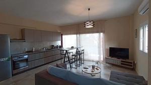 A kitchen or kitchenette at Kate-Mari House