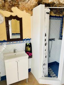 y baño con lavabo blanco y espejo. en Finca Toredo, en San Miguel de Abona