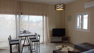 A television and/or entertainment centre at Kate-Mari House