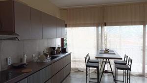 A kitchen or kitchenette at Kate-Mari House