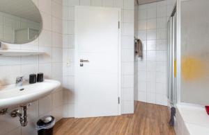 a bathroom with a sink and a shower at Ferienwohnung Franz Erlabrunn in Erlabrunn