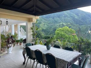 Ein allgemeiner Bergblick oder ein Berglick von des Hotels aus