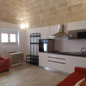 kuchnia z białymi szafkami i piekarnikiem w obiekcie STRADONE 132 w mieście Gravina in Puglia