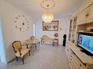 a dining room with a table and a tv at Apartamento acogedor con wifi in Valencia