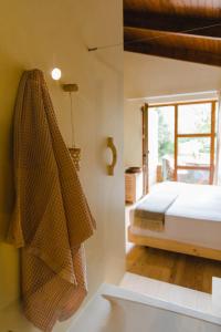 um quarto com uma cama e uma banheira em The Nest by Cooking and Nature em Alvados