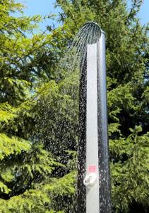 una manguera está rociando agua en un poste en Lawendowy Domek TP, en Sułkowice