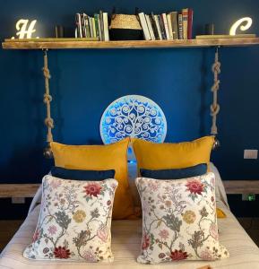 - une chambre avec un lit avec deux oreillers et une étagère dans l'établissement Harmony Cottage: a place for your soul., à San Felice Circeo