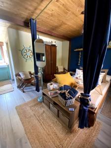 - un salon avec un canapé et un miroir dans l'établissement Harmony Cottage: a place for your soul., à San Felice Circeo