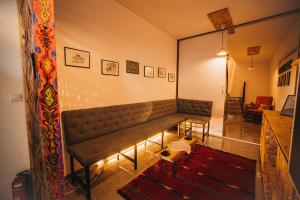 Plis Room - Old Bazaar في بيخا: غرفة معيشة مع أريكة في غرفة