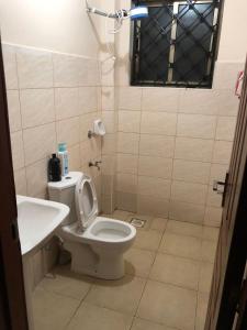 bagno con servizi igienici e lavandino di PASWELL'S HOMES 3 Bedroom Apartment at Greatwall Gardens ad Athi River