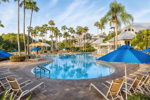 Bazén v ubytování Marriott's Cypress Harbour Villas nebo v jeho okolí