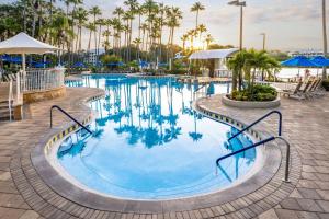 Bazén v ubytování Marriott's Cypress Harbour Villas nebo v jeho okolí