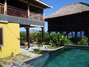 a resort with a swimming pool in front of a building at Ceningan Cool Breeze Villa in Nusa Lembongan