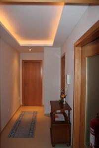 um quarto com um corredor com uma porta e uma mesa em Charming Religious House II em Fátima