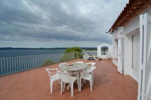 een patio met een tafel en stoelen op een balkon bij Villa Narcol in L'Estartit