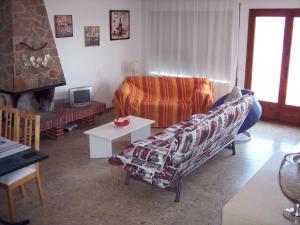 uma sala de estar com um sofá e uma cadeira em Villa Narcol em L'Estartit