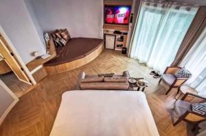 TV a/nebo společenská místnost v ubytování Kundala Beach Resort Hua Hin