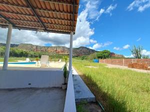 Catimbau的住宿－Chácara Vale Por do Sol，从房子的门廊上欣赏背景的群山美景