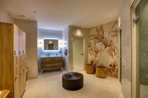 La salle de bains est pourvue d'un lavabo et d'un miroir. dans l'établissement La Perle de Domme, à Sarlat-la-Canéda