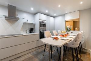 a kitchen and dining room with a table and chairs at Stay Covent Garden in London