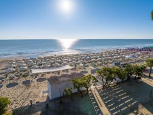 una vista aérea de una playa con sombrillas y el océano en Hotel La Pineta en Pineto