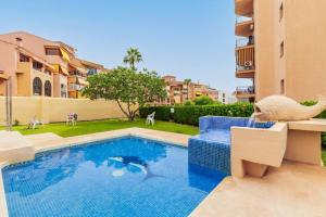 une piscine en face d'un bâtiment dans l'établissement Santa Amalia 39 By IVI Real Estate, à Torremolinos