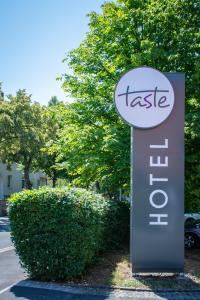 a sign for a take off sign next to a bush at Taste Hotel Kulmbach in Kulmbach