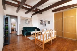 a living room with a green couch and a table at EASY RENT Apartments - Okopowa, Centrum 24h Check-in in Lublin