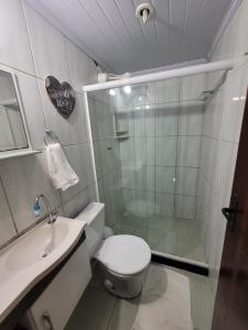 a bathroom with a shower and a toilet and a sink at Suite de Lane e Mu in Abraão