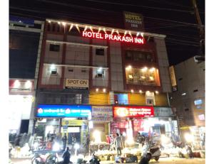 uma pousada hotelasantkin numa cidade à noite em Hotel Prakash Inn, Bhopal em Bhopal