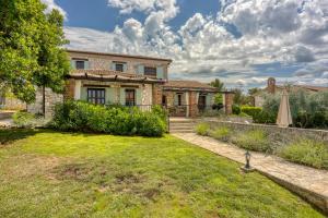 an exterior view of a house with a yard at Vila Aryana With Pool - Happy Rentals in Sveti Lovreč Pazenatički