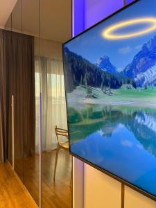 einen großen Flachbild-TV im Wohnzimmer in der Unterkunft Pitesti Sunset Residence in Piteşti