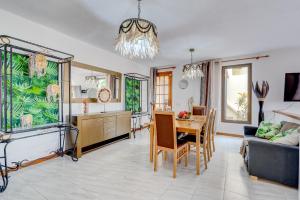 een keuken en een woonkamer met een tafel en een bank bij Villa Natali ,Luxury 3-levels large villa on Tenerife, ocean view, private poo l& barbecue area in Adeje