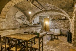 a living room with a table and a couch at Mas Alba in San Esteban de Guialbes