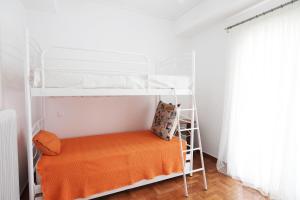 Łóżko lub łóżka piętrowe w pokoju w obiekcie Eva's Urban Apt in Athens 6' to Transit Station