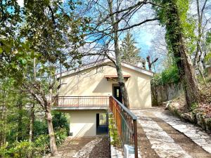 una casa con una pasarela que conduce a ella en Deliziosa villetta nuova vista lago, en Labro