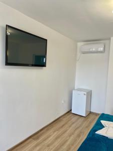 a room with a flat screen tv on the wall at Vila Cochilia Costinesti ULTRACENTRAL 3 stele in Costinesti +51 photos