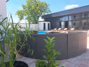 un patio trasero con piscina y una casa en Villa Diamond en Bijeljina