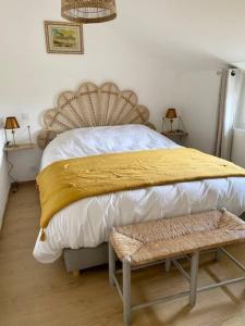 1 dormitorio con 1 cama grande con manta amarilla en Les Hauteurs du Trieux, en Quemper-Guézennec