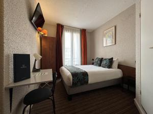 ブローニュ・ビヤンクールにあるティモテル ブローニュ リーヴ ド セーヌのベッド、デスク、窓が備わるホテルルームです。