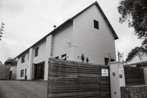 een zwart-witte foto van een huis bij Amabwe Guesthouse in Grahamstown