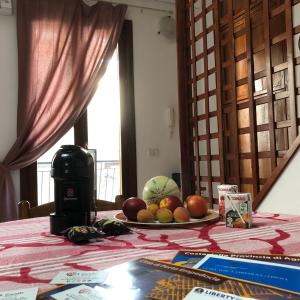 恩佩多克萊港的住宿－Il Corallo，一张桌子上放着一盘水果