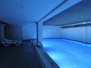 een lege kamer met een zwembad met blauwe verlichting bij Modern Stylish 2br Apt, Near Eyp Sultan Mosque in Istanbul