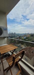 Balkón nebo terasa v ubytování Modern Stylish 2br Apt, Near Eyp Sultan Mosque