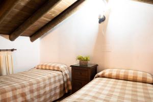 Een bed of bedden in een kamer bij Bungalows Camping Jimmy Jones