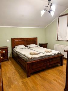 Un pat sau paturi într-o cameră la Spacious, 3BD home in Radauti