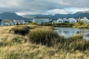 ジョージにあるThe Halfway House @ Kingswood Golf Estateの川の横の家並み