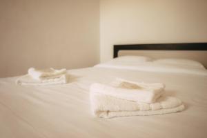 コルベニにあるTurnul Maresaluluiのベッドに白いタオル2枚が備わります。