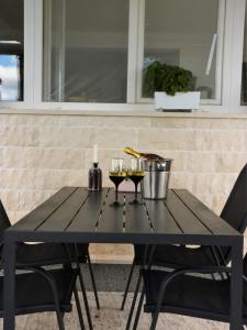 een zwarte tafel met twee glazen wijn bij Infinity in Šibenik