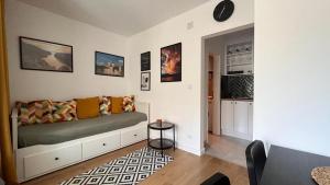 sala de estar con sofá en una habitación en Harmony apartman, en Donji Milanovac